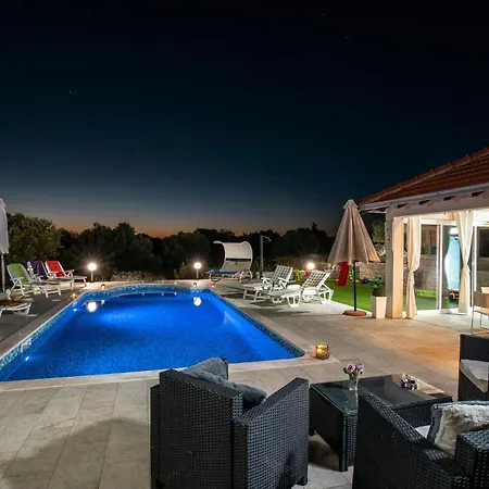 Nice In Stratincica With Wifi בית נופש *